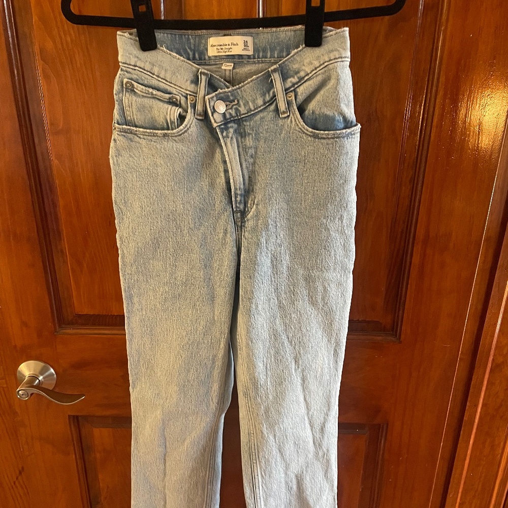 Abercrombie Ultra High Rise 90s Straight Jean